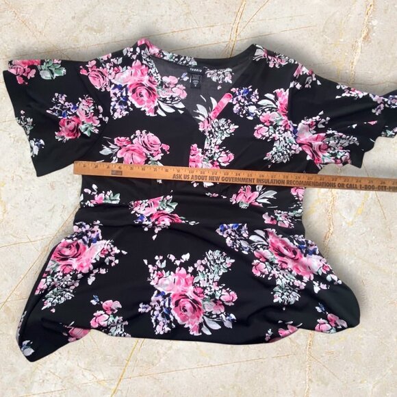 Torrid Babydoll Black Floral Short Sleeve Peplum Blouse Top Size 2 Stretchy - Picture 3 of 6